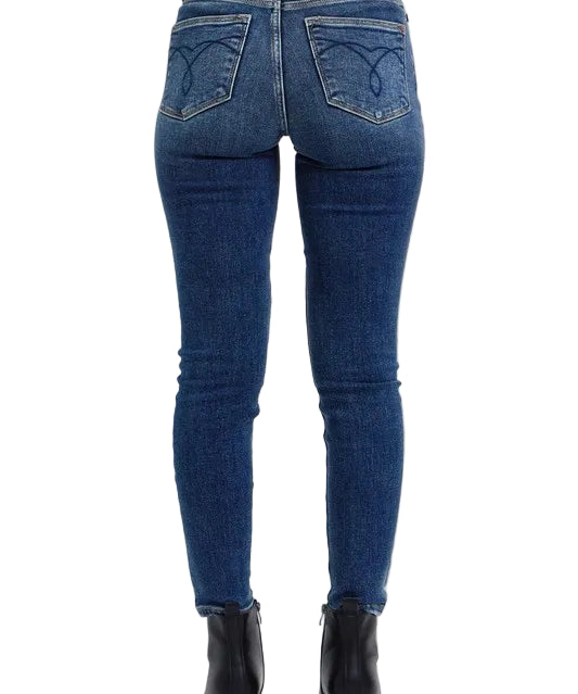 c80529f5-697e-4e1b-b379-f5fbf469c84c-Max